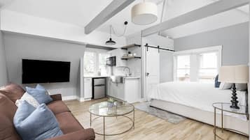 1 habitación, escritorio, tabla de planchar con plancha y wifi