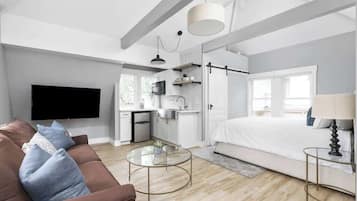 1 dormitorio, escritorio, tabla de planchar con plancha y wifi