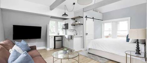 1 slaapkamer, een bureau, een strijkplank/strijkijzer, wifi