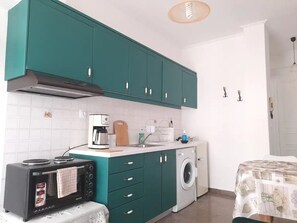 Fridge, oven, coffee/tea maker, toaster