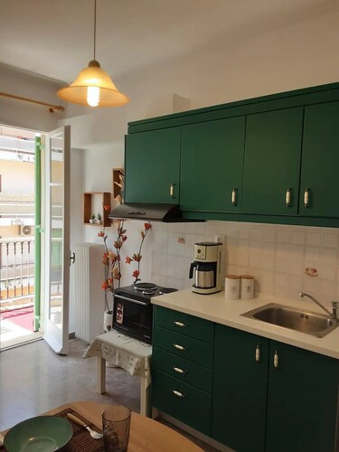 Stylish tennis view apt 3 min to town/sea