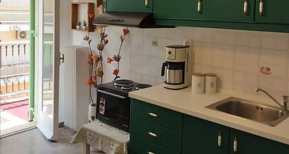 Stylish tennis view apt 3 min to town/sea