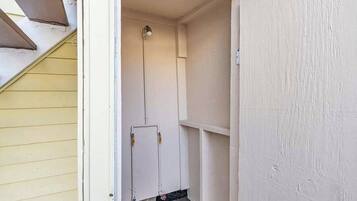Un espacio reducido y cerrado con una puerta y una lámpara en el techo.