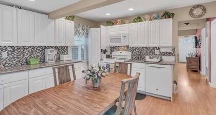 Seaside Getaway! 3 Blocks to Beach +Washer/Dryer