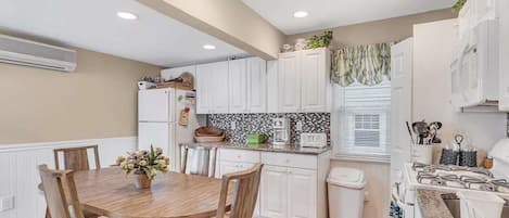 Réfrigérateur, four à micro-ondes, un four, surface de cuisson