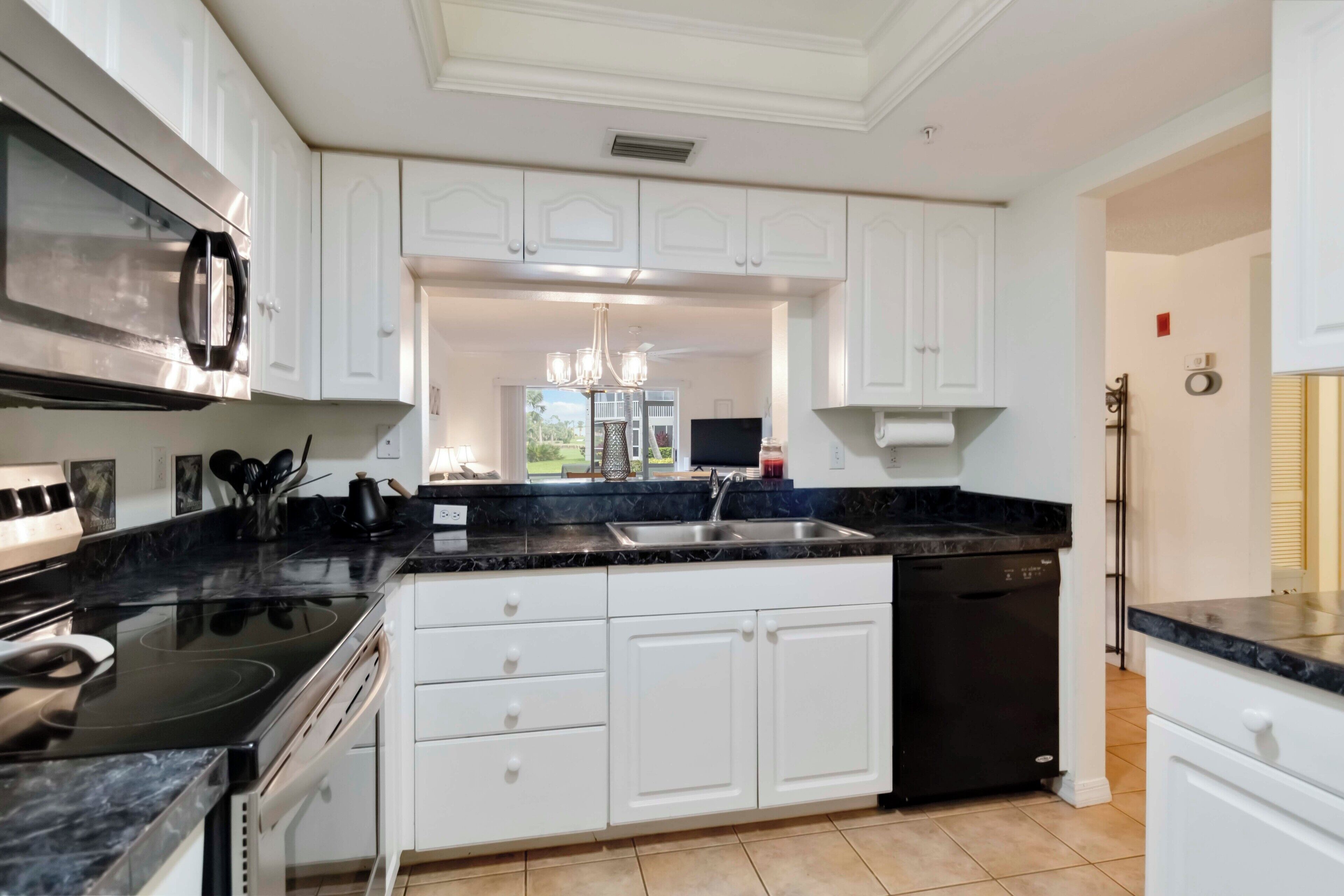 Kylskåp, mikrovågsugn, ugn och spishäll