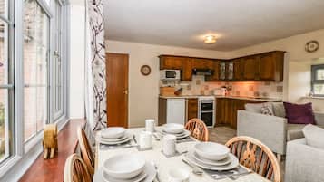 Cottage | Private kitchen | Fridge, electric kettle, toaster, cookware/dishes/utensils