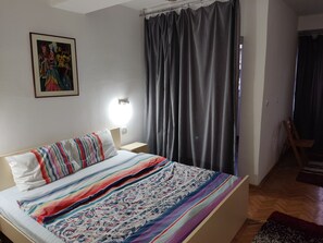 Iron/ironing board, free WiFi - Sunny studio with free parking. Quiet and green part of Skopje 3km from center. (Skopje)