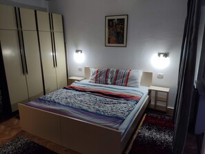 Iron/ironing board, free WiFi - Sunny studio with free parking. Quiet and green part of Skopje 3km from center. (Skopje)