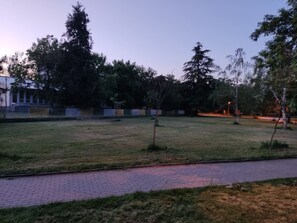 Property grounds - Sunny studio with free parking. Quiet and green part of Skopje 3km from center. (Skopje)