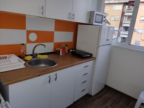 Fridge, microwave, electric kettle, cookware/dishes/utensils - Sunny studio with free parking. Quiet and green part of Skopje 3km from center. (Skopje)