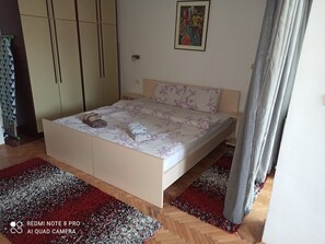 Iron/ironing board, free WiFi - Sunny studio with free parking. Quiet and green part of Skopje 3km from center. (Skopje)