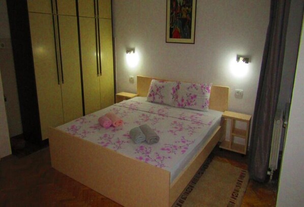 Iron/ironing board, free WiFi - Sunny studio with free parking. Quiet and green part of Skopje 3km from center. (Skopje)