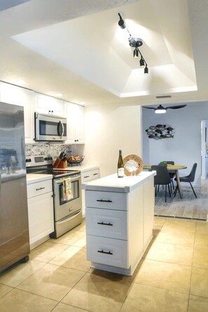 ثلاجة، ميكروويف، فرن، موقد طهي مسطح