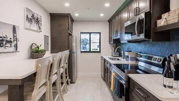 Coffee/tea maker, fridge, microwave, oven