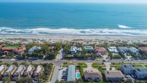 Une zone résidentielle côtière comprenant des maisons, une route et une plage.