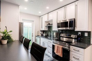 Kjøleskap, mikrobølgeovn, ovn og kokeplater