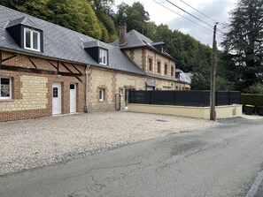 المنشأة من الخارج