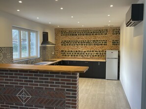 ثلاجة، ميكروويف، فرن، موقد طهي مسطح