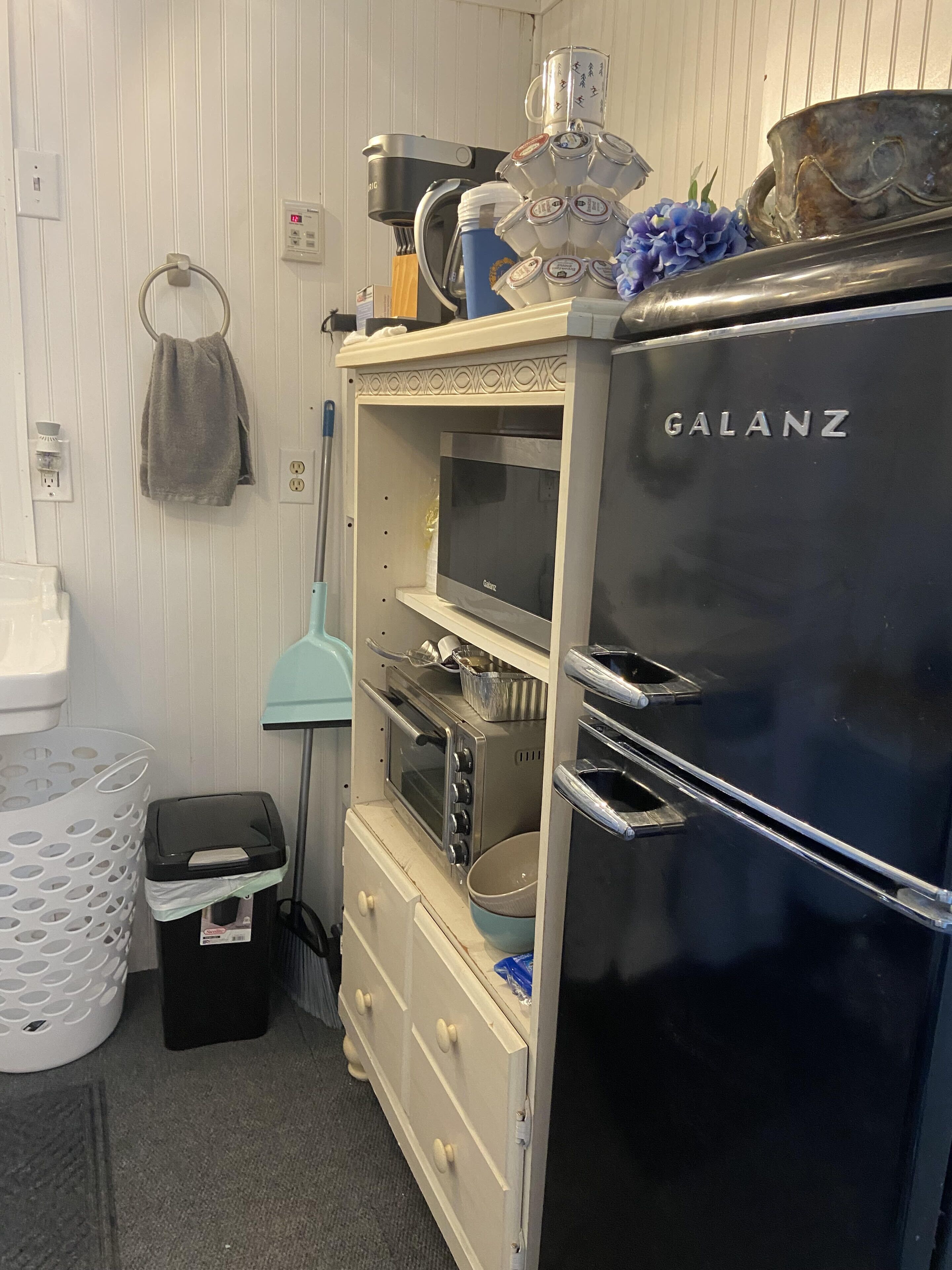 Microwave, oven, coffee/tea maker, cookware/dishes/utensils