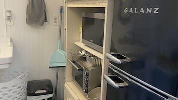 Microwave, oven, coffee/tea maker, cookware/dishes/utensils