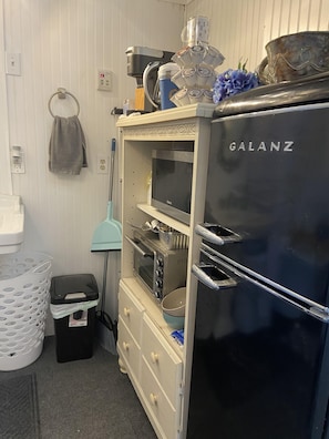 Microwave, oven, coffee/tea maker, cookware/dishes/utensils