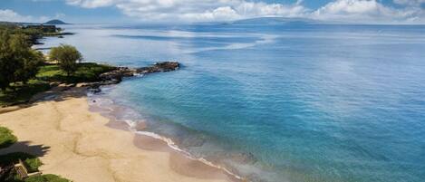 Beach nearby, sun-loungers, beach towels