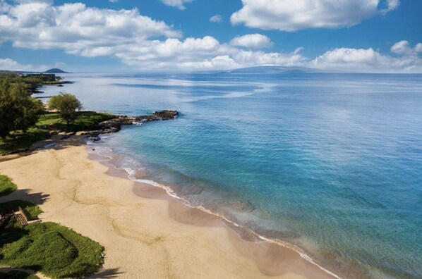 Beach nearby, sun loungers, beach towels