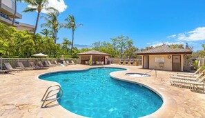 Utendørsbasseng og et oppvarmet basseng