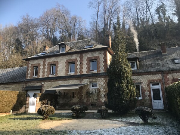 المنشأة من الخارج