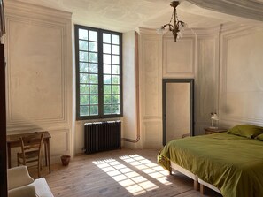 7 slaapkamers, een strijkplank/strijkijzer, internet, beddengoed