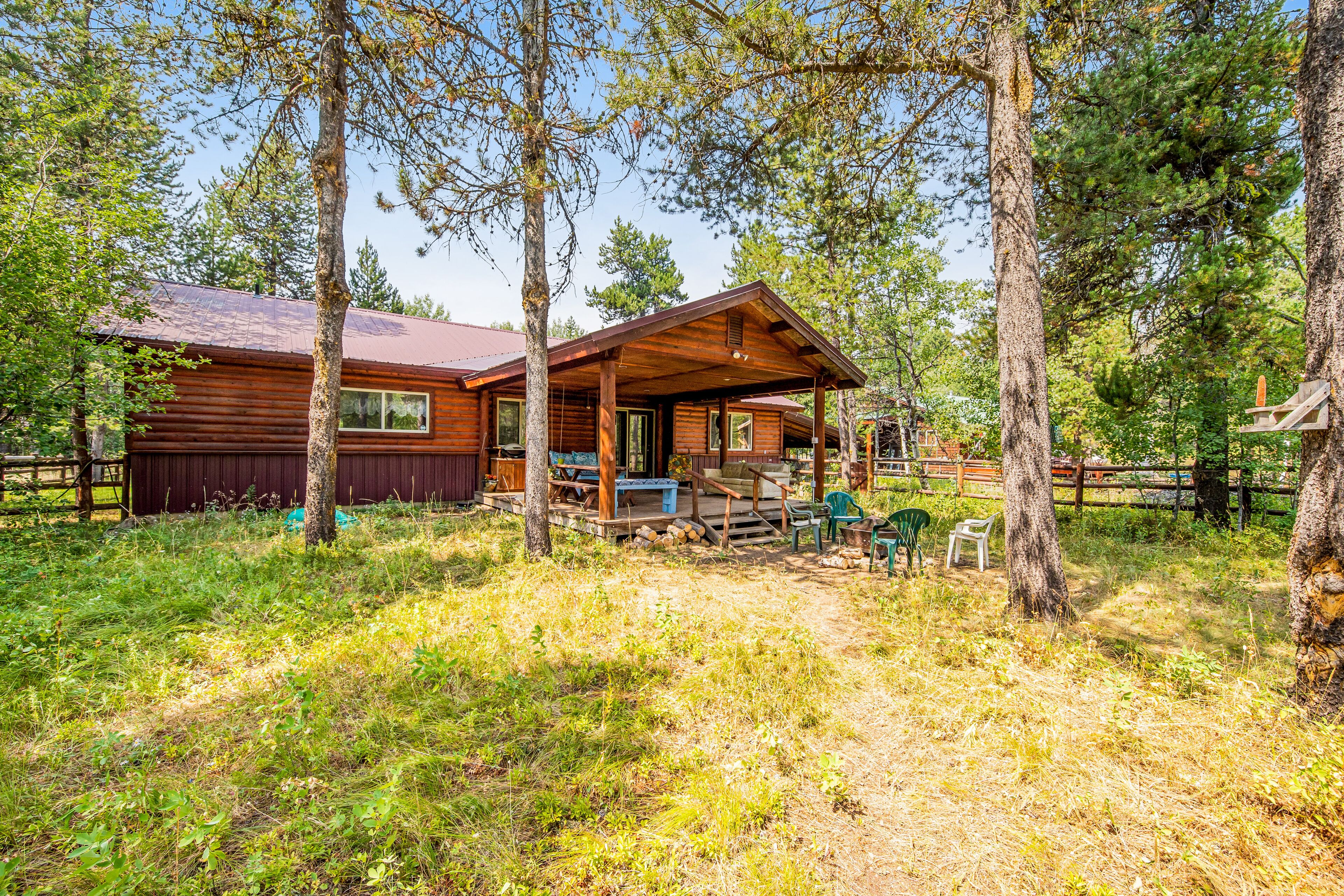 Traditional dog-friendly cabin w/covered deck, firepit, W/D