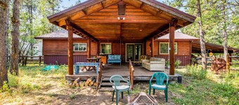 Traditional dog-friendly cabin w/covered deck, firepit, W/D