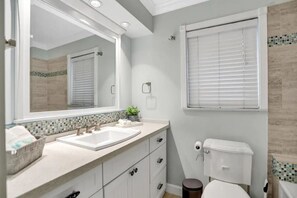 Baignoire, serviettes fournies, papier de toilette