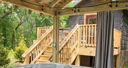 Jake Cabin | Luxury Hot Tub Cabin Near Downtown