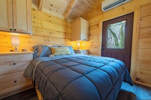 Travel crib, free WiFi, bed sheets