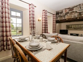 Refrigerador, tetera/pava eléctrica, tostadora, utensilios de cocina