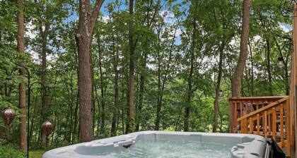 The Red Lodge - Unique Gem Near Lakes with Game Room and Hot Tub!