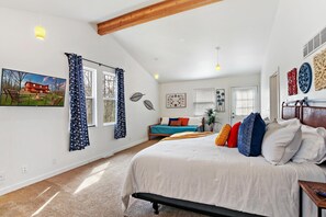 5 chambres, fer et planche à repasser, lit de bébé portatif