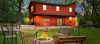 The Red Lodge - Unique Gem Near Lakes with Game Room and Hot Tub!