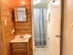 Combined shower/tub, towels