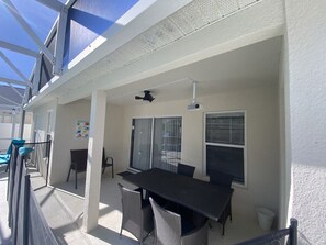 Outdoor dining - 3 Bedroom Villa with Poolside Cinema and Games Room Close to theme Parks sleeps 6 (Orlando, Florida)