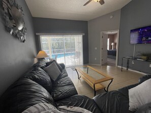 Smart TV, books - 3 Bedroom Villa with Poolside Cinema and Games Room Close to theme Parks sleeps 6 (Orlando, Florida)