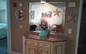 4 bedrooms, WiFi - Great Ocean Front Views - Only a few steps to the Beach (North Myrtle Beach)