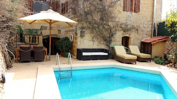 Utendørsbasseng og et oppvarmet basseng