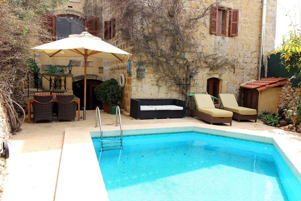 Piscina a l'aire lliure i piscina climatitzada