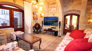 Een smart-tv, een open haard en een printer