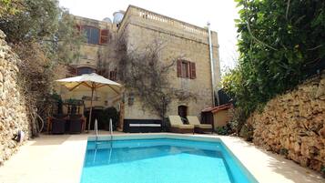 Een buitenzwembad, een verwarmd zwembad