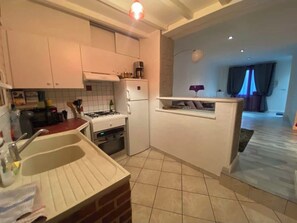 Mikrowelle, Wasserkocher mit Kaffee-/Teezubehör