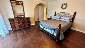 3 bedrooms, iron/ironing board, free WiFi, bed sheets - Bayfront Oasis - Short Drive to Beach (Fort Myers Beach)